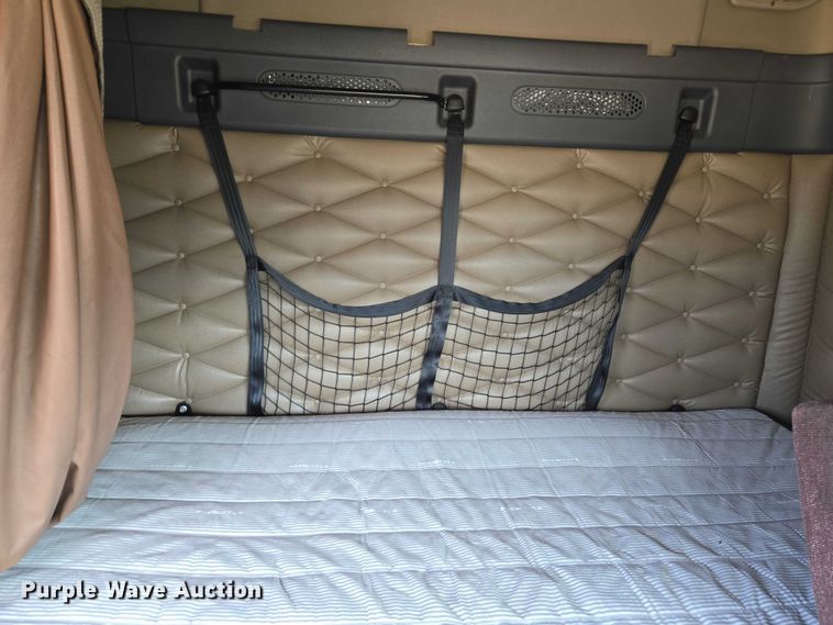 image for item ET5163 2019 Freightliner Cascadia semi truck with car carrier