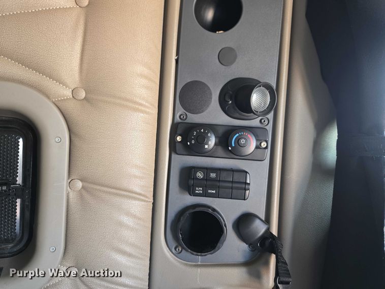 image for item ET5163 2019 Freightliner Cascadia semi truck with car carrier