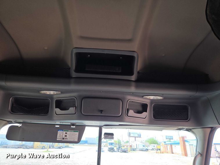 image for item ET5163 2019 Freightliner Cascadia semi truck with car carrier