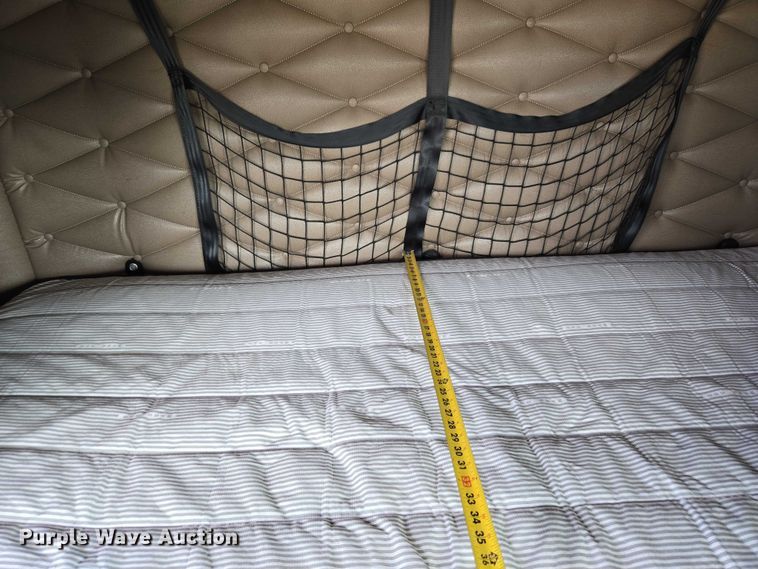 image for item ET5163 2019 Freightliner Cascadia semi truck with car carrier