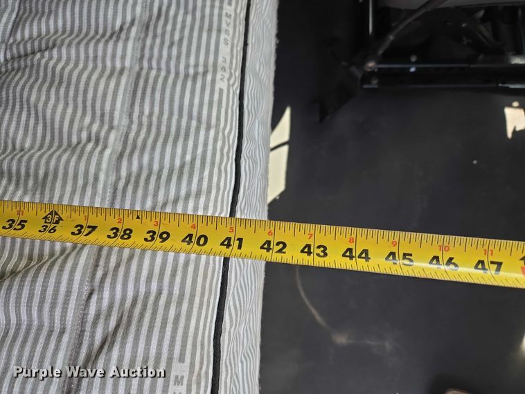 image for item ET5163 2019 Freightliner Cascadia semi truck with car carrier