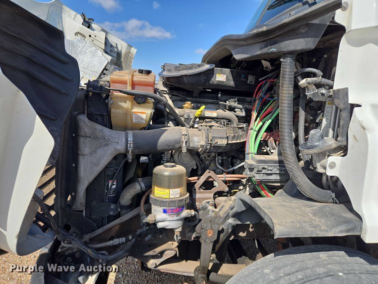 image for item ET5163 2019 Freightliner Cascadia semi truck with car carrier