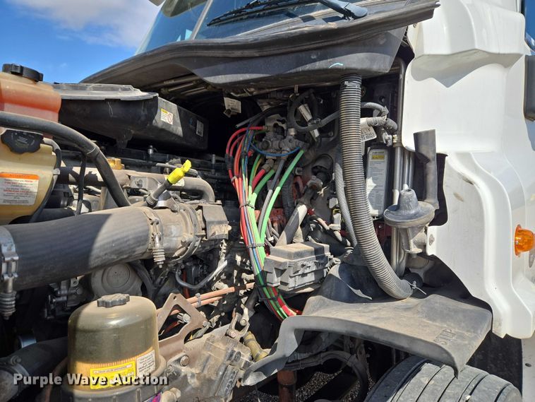 image for item ET5163 2019 Freightliner Cascadia semi truck with car carrier