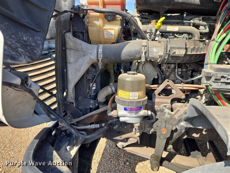 image for item ET5163 2019 Freightliner Cascadia semi truck with car carrier