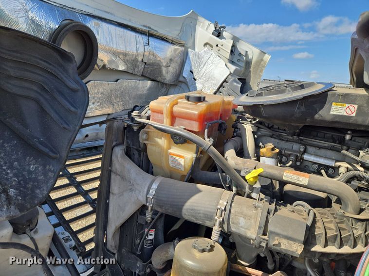 image for item ET5163 2019 Freightliner Cascadia semi truck with car carrier