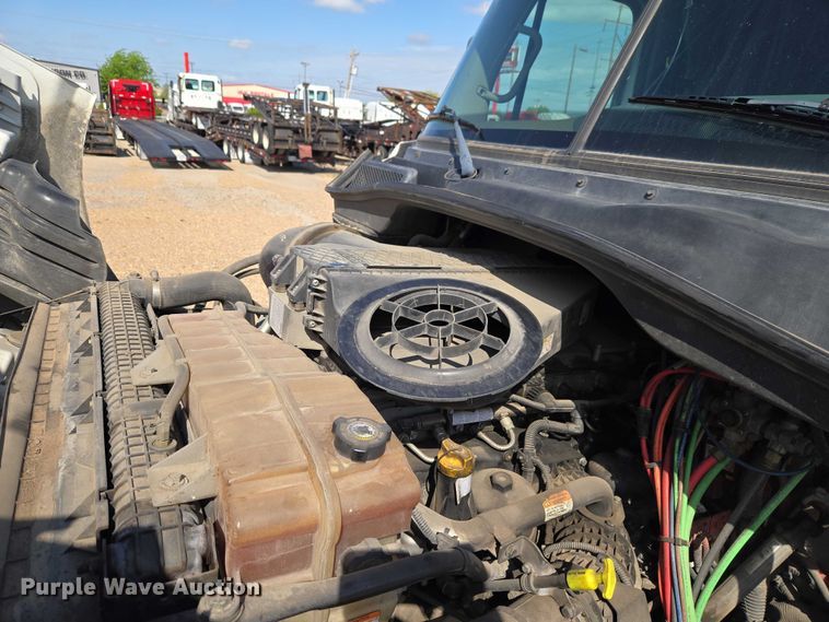 image for item ET5163 2019 Freightliner Cascadia semi truck with car carrier