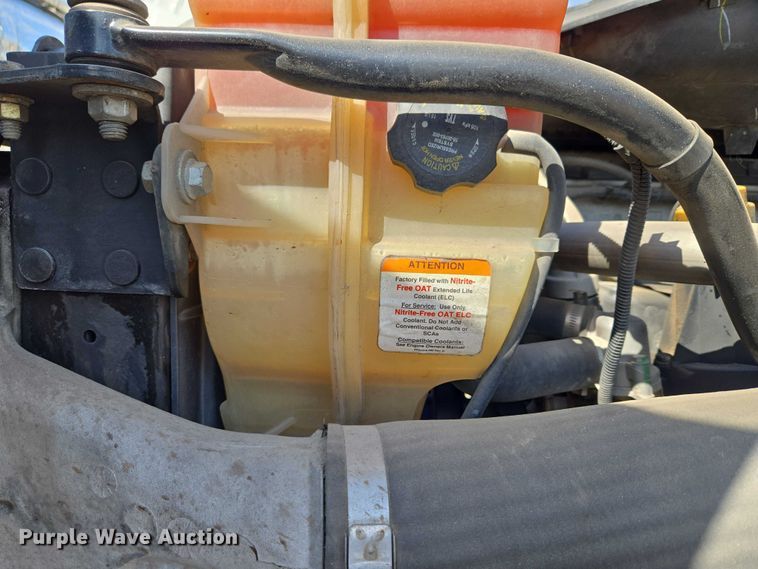 image for item ET5163 2019 Freightliner Cascadia semi truck with car carrier