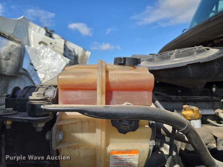 image for item ET5163 2019 Freightliner Cascadia semi truck with car carrier