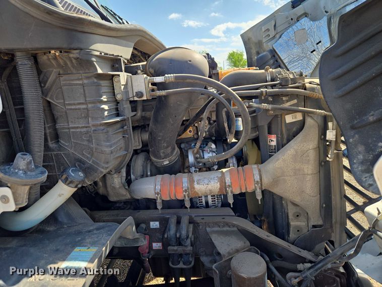 image for item ET5163 2019 Freightliner Cascadia semi truck with car carrier