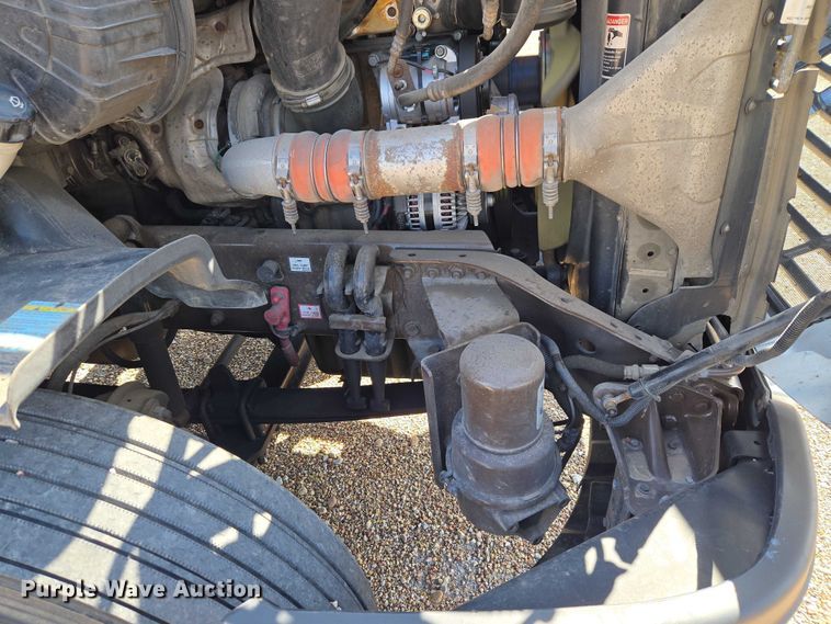 image for item ET5163 2019 Freightliner Cascadia semi truck with car carrier