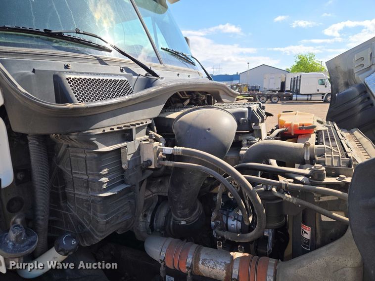 image for item ET5163 2019 Freightliner Cascadia semi truck with car carrier