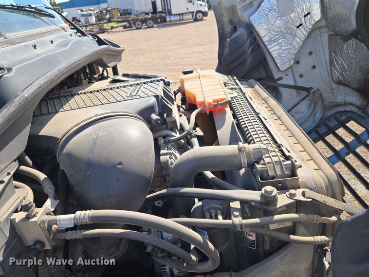 image for item ET5163 2019 Freightliner Cascadia semi truck with car carrier