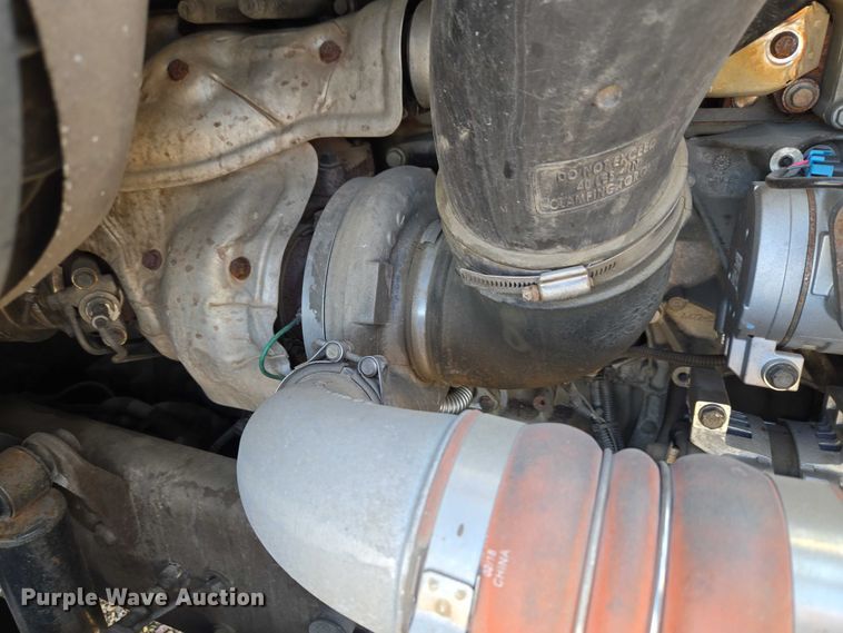 image for item ET5163 2019 Freightliner Cascadia semi truck with car carrier