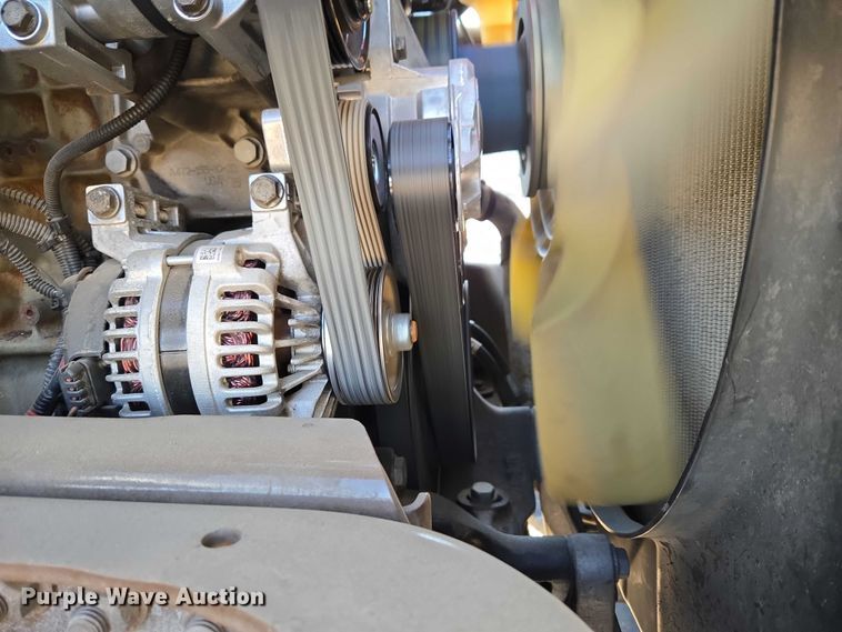 image for item ET5163 2019 Freightliner Cascadia semi truck with car carrier