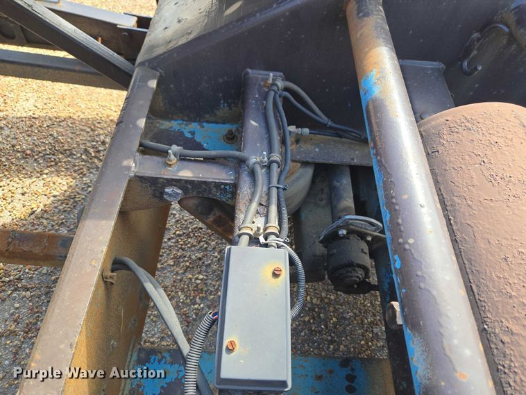 image for item ET5163 2019 Freightliner Cascadia semi truck with car carrier