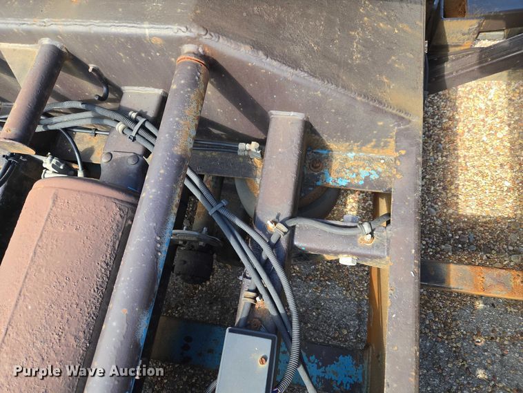 image for item ET5163 2019 Freightliner Cascadia semi truck with car carrier