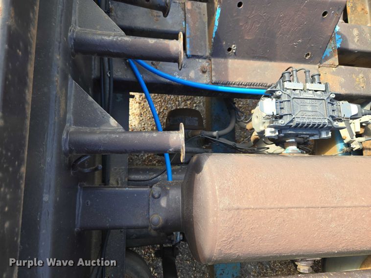 image for item ET5163 2019 Freightliner Cascadia semi truck with car carrier