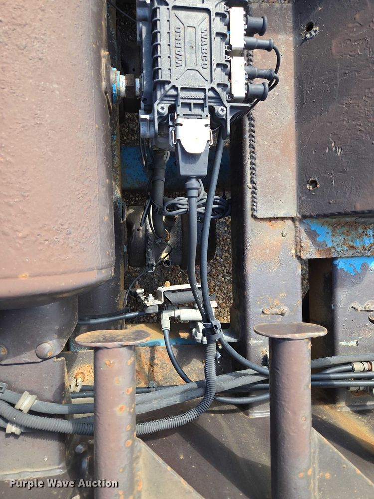 image for item ET5163 2019 Freightliner Cascadia semi truck with car carrier