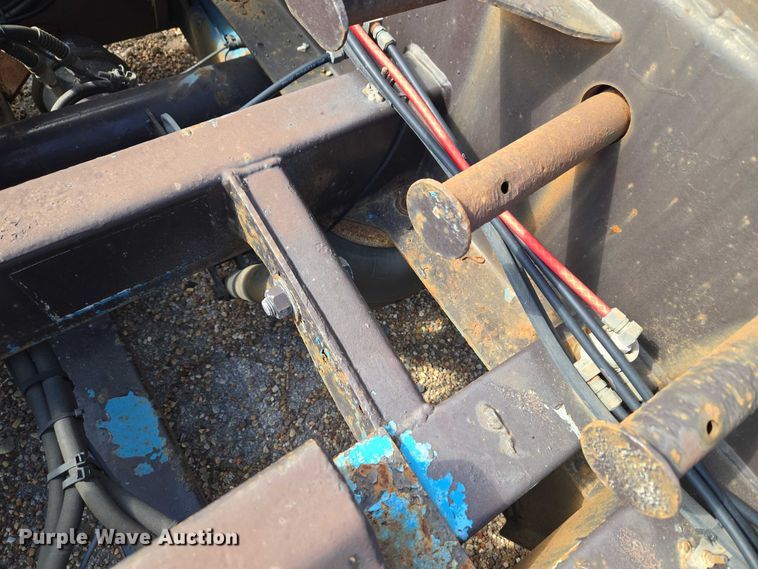 image for item ET5163 2019 Freightliner Cascadia semi truck with car carrier