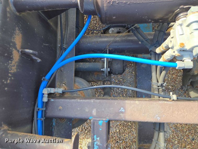 image for item ET5163 2019 Freightliner Cascadia semi truck with car carrier