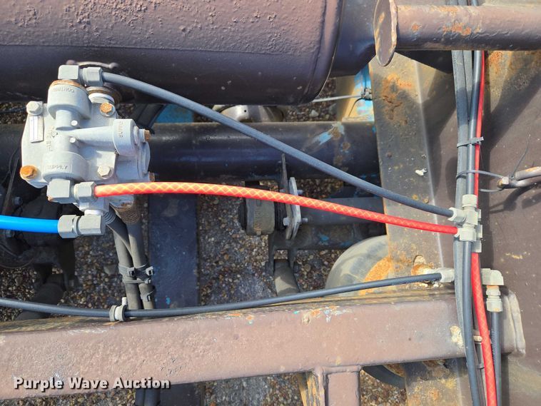 image for item ET5163 2019 Freightliner Cascadia semi truck with car carrier