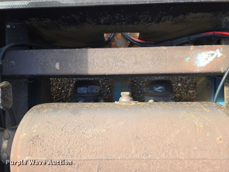 image for item ET5163 2019 Freightliner Cascadia semi truck with car carrier