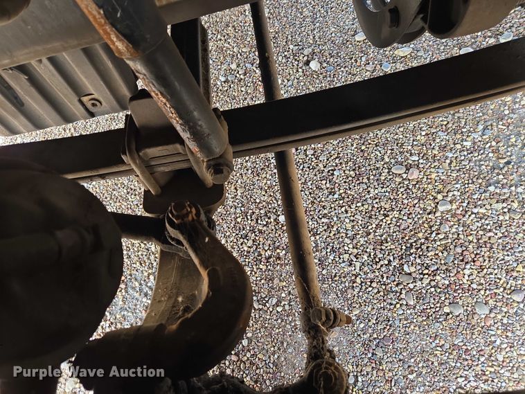 image for item ET5163 2019 Freightliner Cascadia semi truck with car carrier