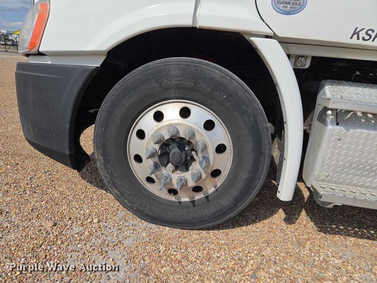 image for item ET5163 2019 Freightliner Cascadia semi truck with car carrier