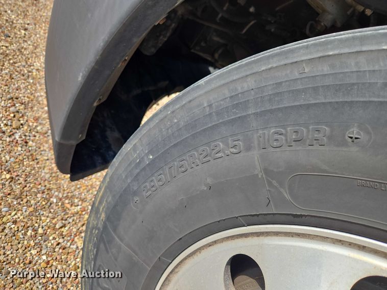 image for item ET5163 2019 Freightliner Cascadia semi truck with car carrier