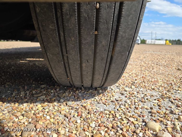 image for item ET5163 2019 Freightliner Cascadia semi truck with car carrier