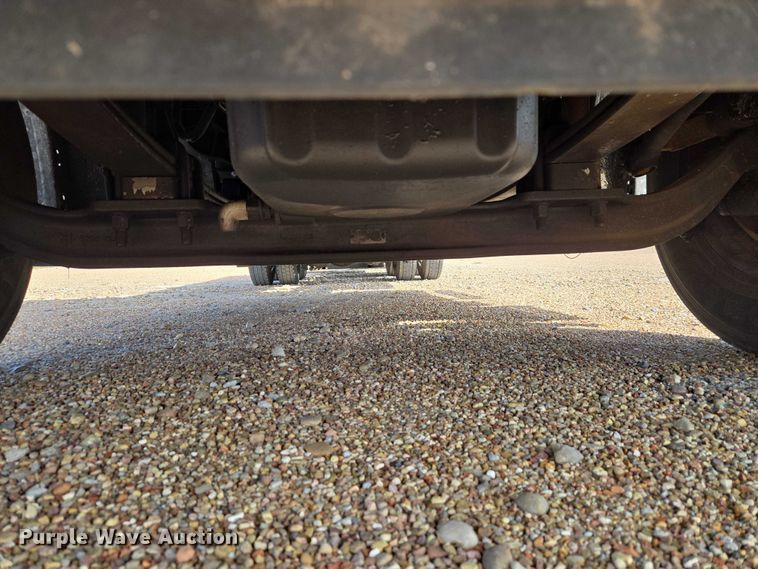 image for item ET5163 2019 Freightliner Cascadia semi truck with car carrier