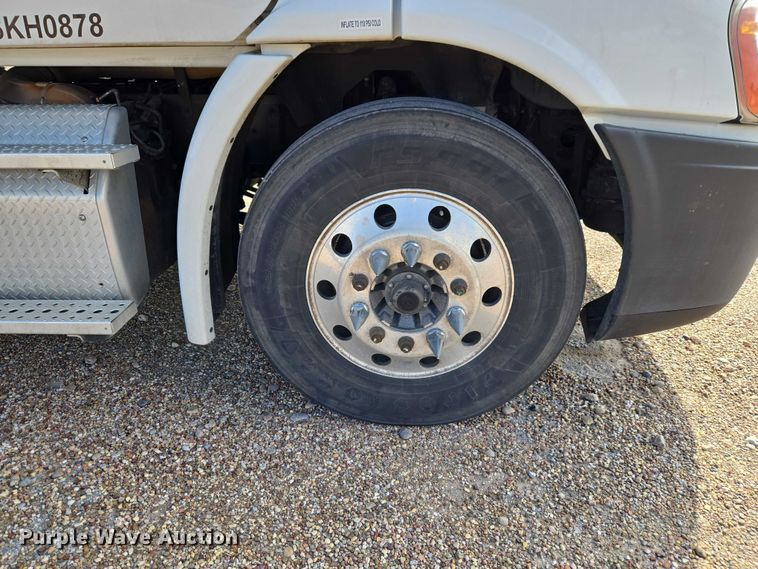 image for item ET5163 2019 Freightliner Cascadia semi truck with car carrier