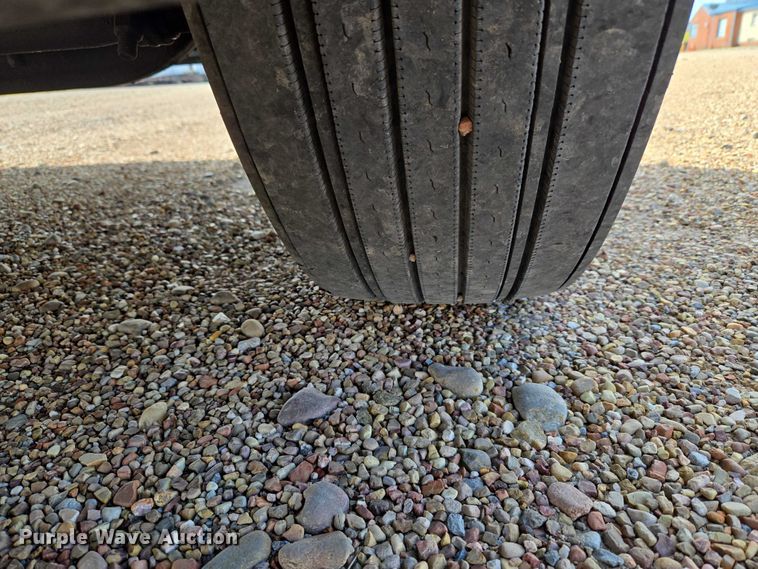 image for item ET5163 2019 Freightliner Cascadia semi truck with car carrier