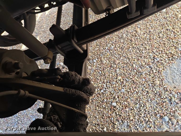 image for item ET5163 2019 Freightliner Cascadia semi truck with car carrier