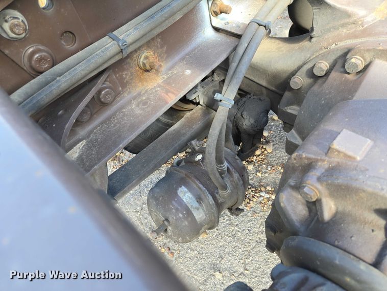 image for item ET5163 2019 Freightliner Cascadia semi truck with car carrier