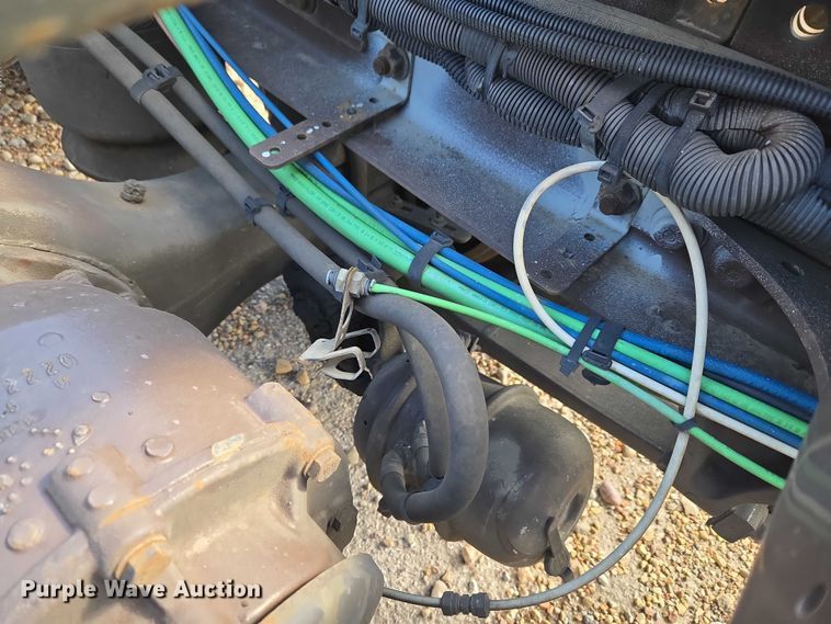 image for item ET5163 2019 Freightliner Cascadia semi truck with car carrier