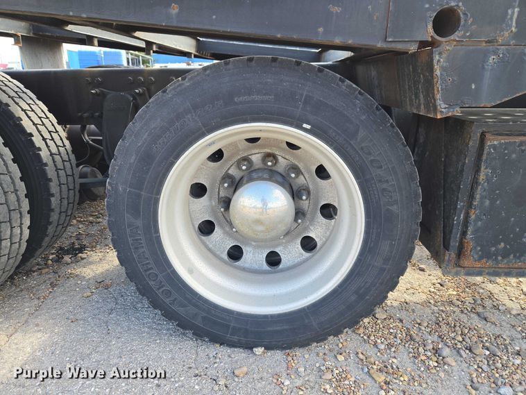 image for item ET5163 2019 Freightliner Cascadia semi truck with car carrier