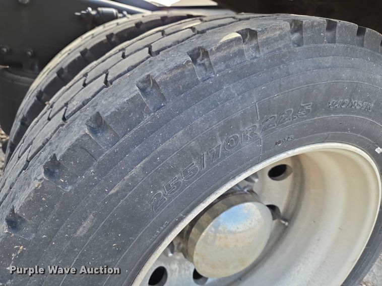 image for item ET5163 2019 Freightliner Cascadia semi truck with car carrier