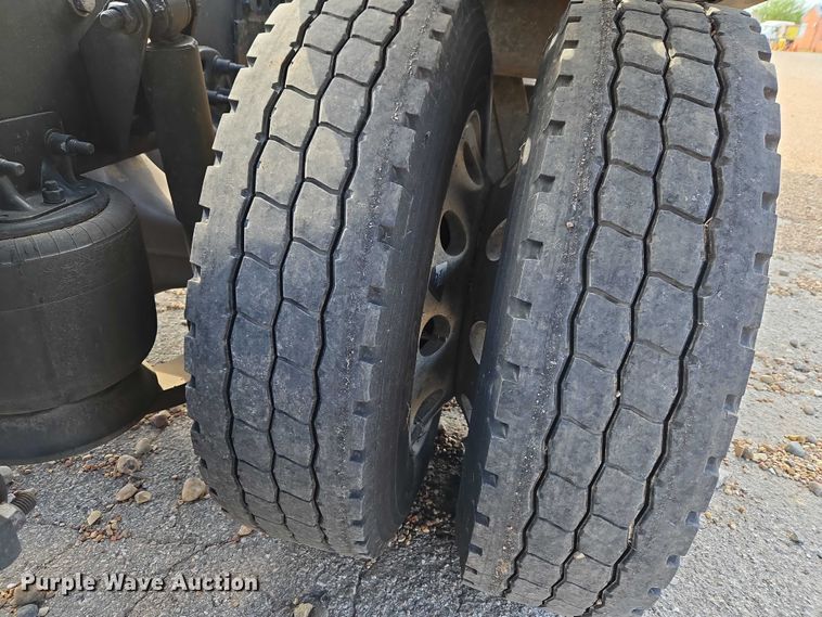 image for item ET5163 2019 Freightliner Cascadia semi truck with car carrier