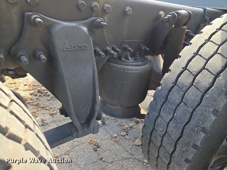 image for item ET5163 2019 Freightliner Cascadia semi truck with car carrier