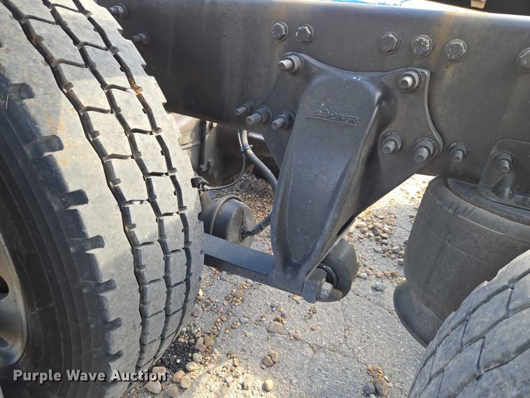 image for item ET5163 2019 Freightliner Cascadia semi truck with car carrier