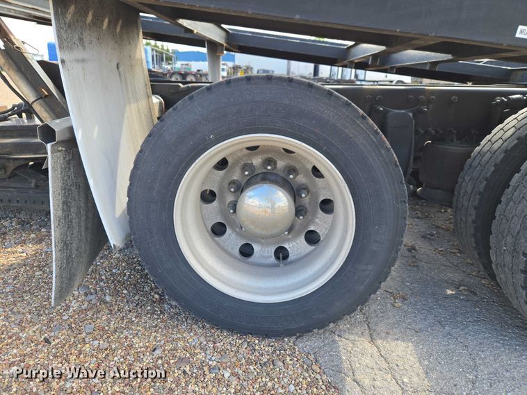 image for item ET5163 2019 Freightliner Cascadia semi truck with car carrier