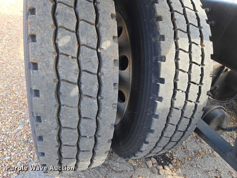 image for item ET5163 2019 Freightliner Cascadia semi truck with car carrier