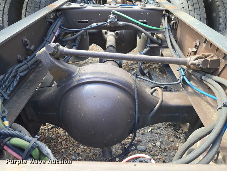 image for item ET5163 2019 Freightliner Cascadia semi truck with car carrier