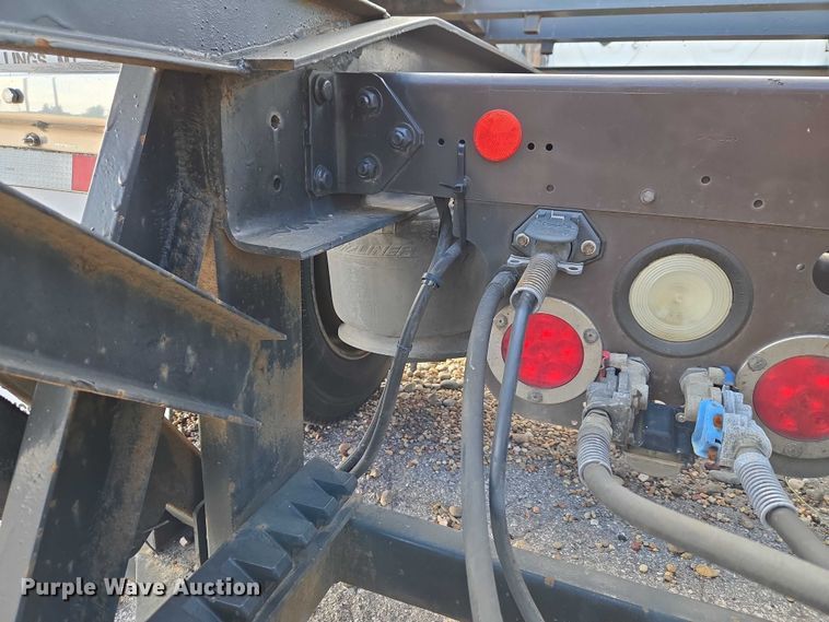 image for item ET5163 2019 Freightliner Cascadia semi truck with car carrier