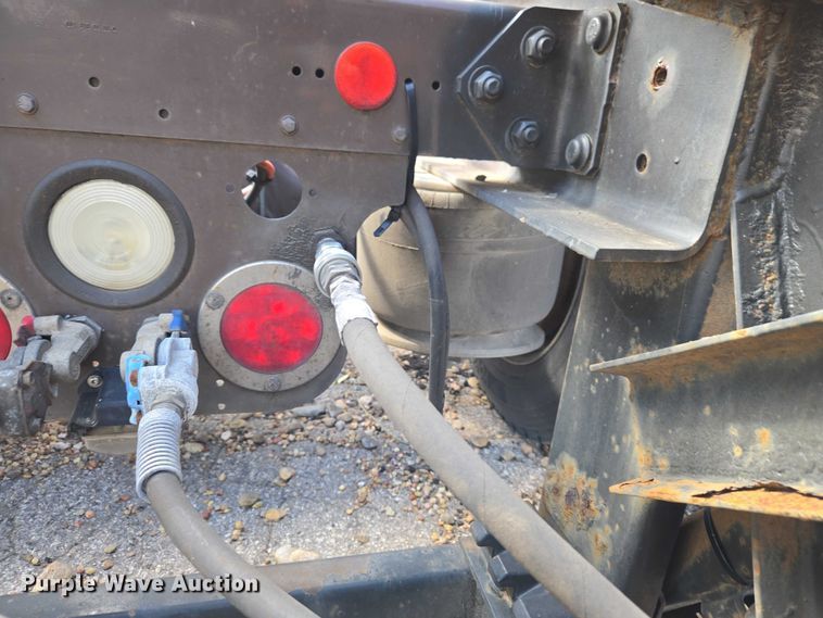 image for item ET5163 2019 Freightliner Cascadia semi truck with car carrier