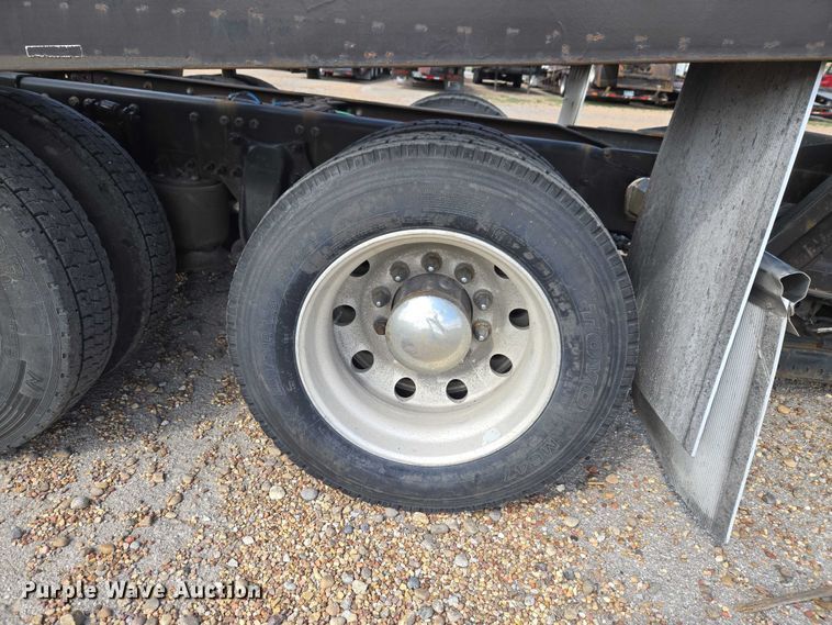 image for item ET5163 2019 Freightliner Cascadia semi truck with car carrier