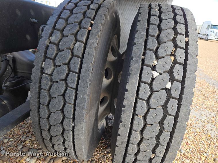 image for item ET5163 2019 Freightliner Cascadia semi truck with car carrier