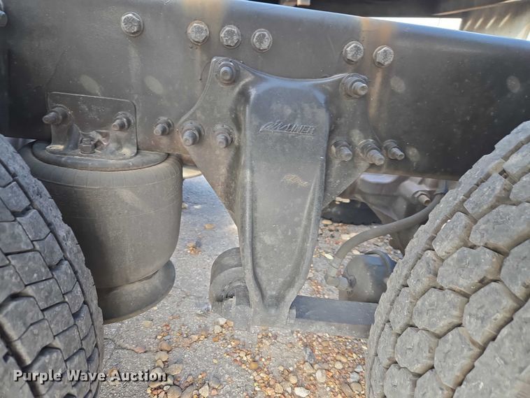 image for item ET5163 2019 Freightliner Cascadia semi truck with car carrier