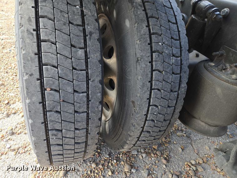 image for item ET5163 2019 Freightliner Cascadia semi truck with car carrier